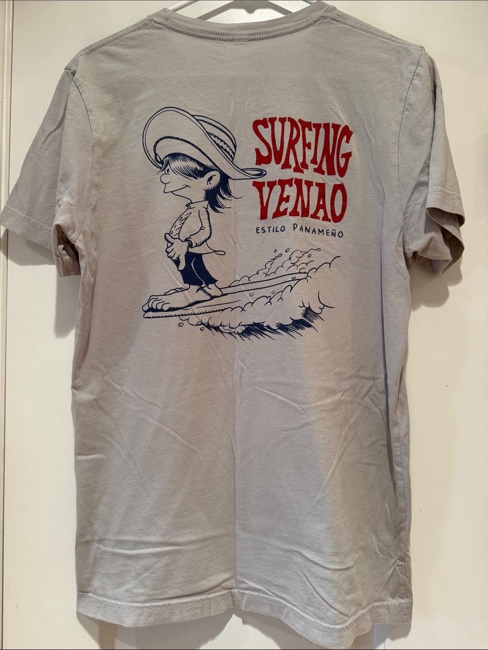 Surfing Venao Estilo Panameño Graphic Tee Light Gray